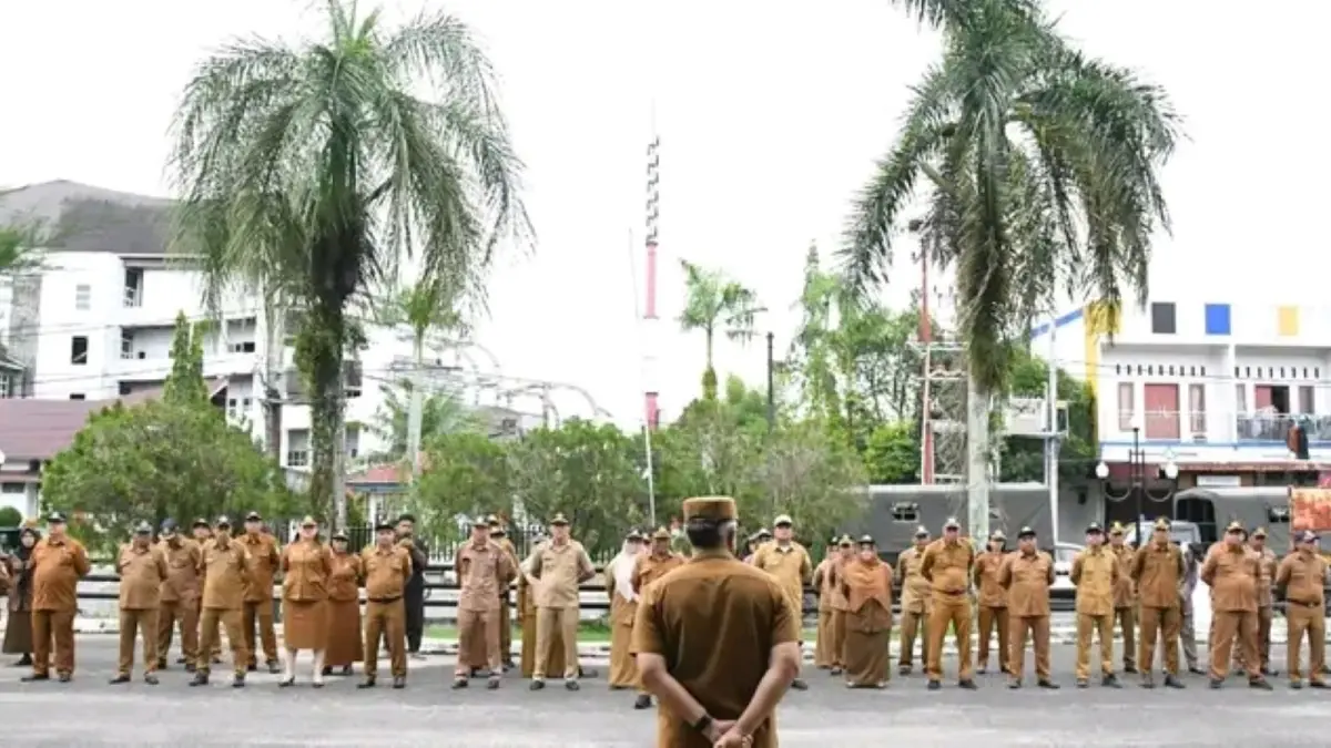  Sekdakab Tapanuli Tengah Binsar TH Sitanggang memimpin apel gabungan ASN di halaman Gedung Serbaguna Pandan, Senin (11/5/2026). 