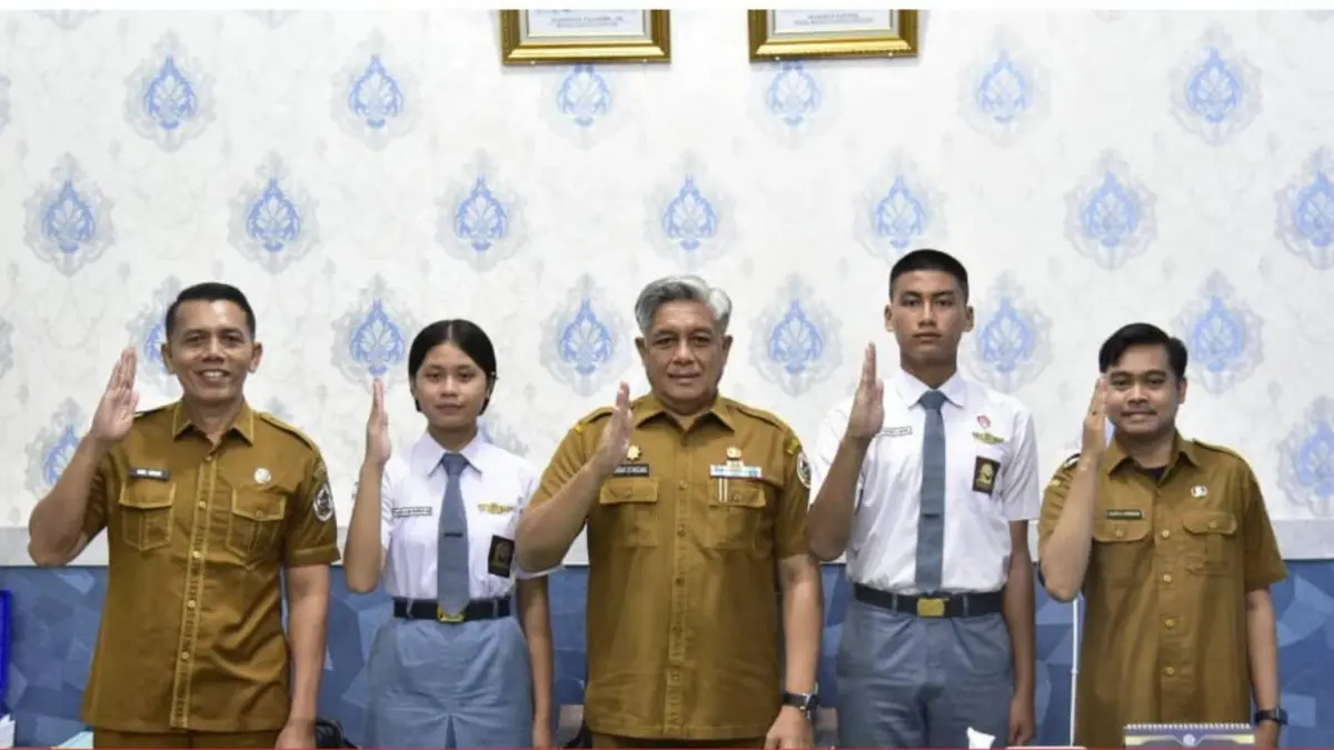 Wabup Tapteng Mahmud Efendi bersama Mattew Ginting dan Claudia Nainggolan sebelum mengikuti seleksi Paskibraka Sumut dan Nasional 2026.