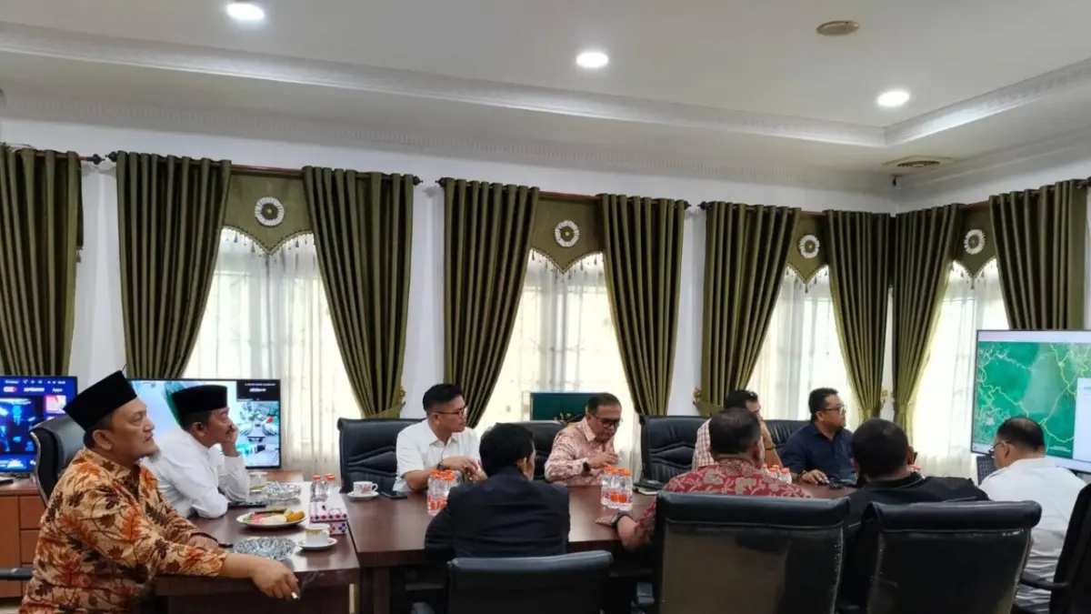 Wakil Bupati Pasaman Barat M. Ihpan bersama Bupati Mandailing Natal H. Syaifullah membahas rencana pembukaan jalan baru penghubung Sumatera Barat dan Sumatera Utara.