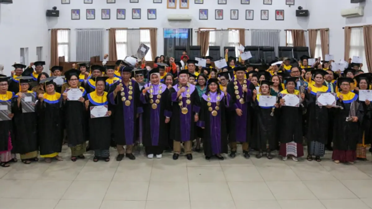 Wali Kota Pematangsiantar Wesly Silalahi SH MKn, Kepala Perwakilan BKKBN Sumut Dr Fatmawati ST MEng bersama Ketua TP PKK Ny Liswati Wesly Silalahi bersama peserta Wisuda Lansia.