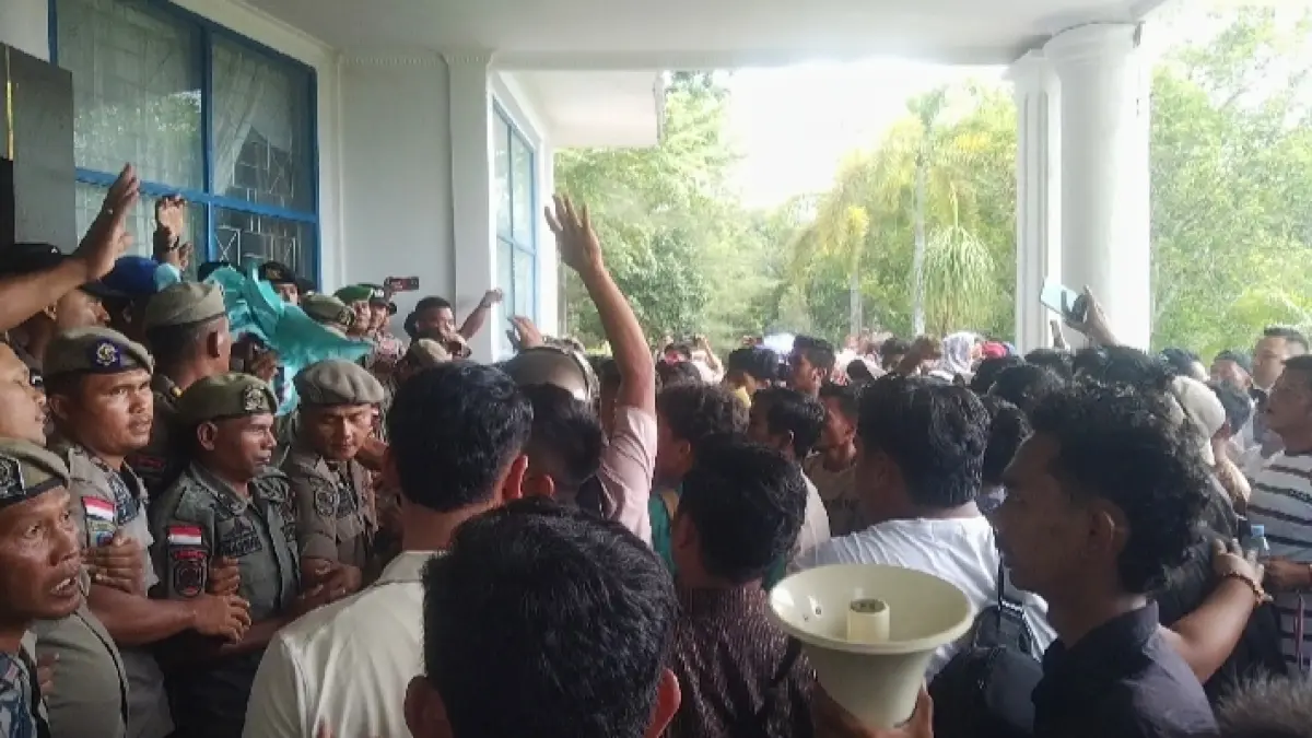  Warga Desa Sopo Batu menggelar aksi unjuk rasa di kantor bupati Mandailing Natal dan mendesak kepala desa mundur dari jabatannya. 