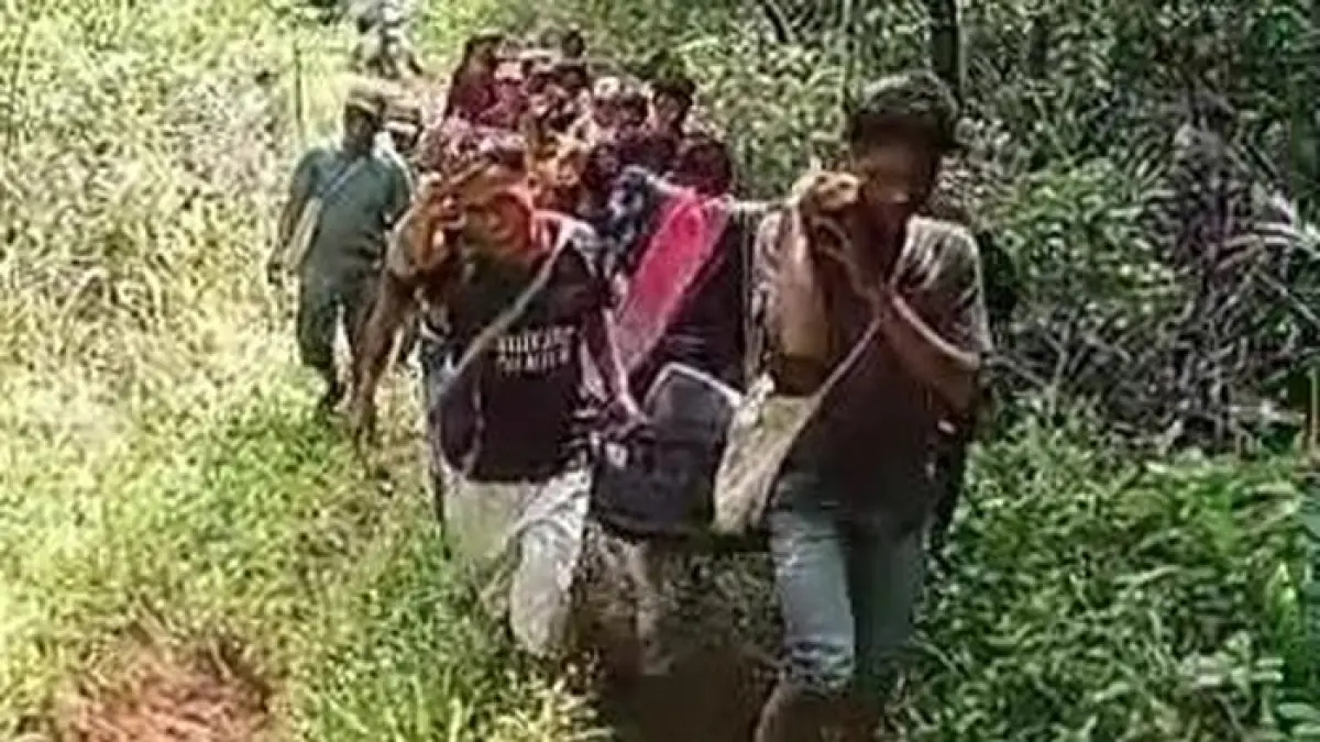  Warga menandu seorang wanita hamil sejauh 30 kilometer melewati jalan rusak dan medan pegunungan di Kecamatan Arse, Tapanuli Selatan, menuju rumah sakit di Sipirok. 