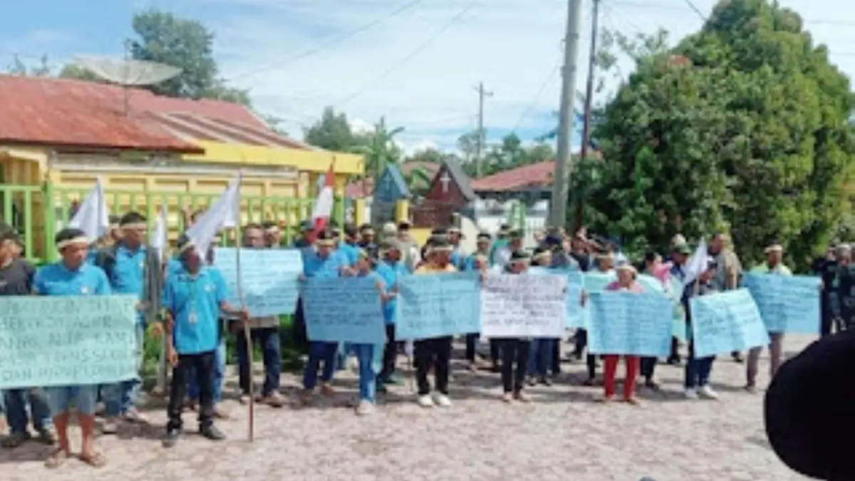  Warga penambang batu dari Kecamatan Uluan melakukan aksi unjuk rasa di Dinas Lingkungan Hidup Kabupaten Toba menuntut legalisasi tambang rakyat di tepi Danau Toba. 