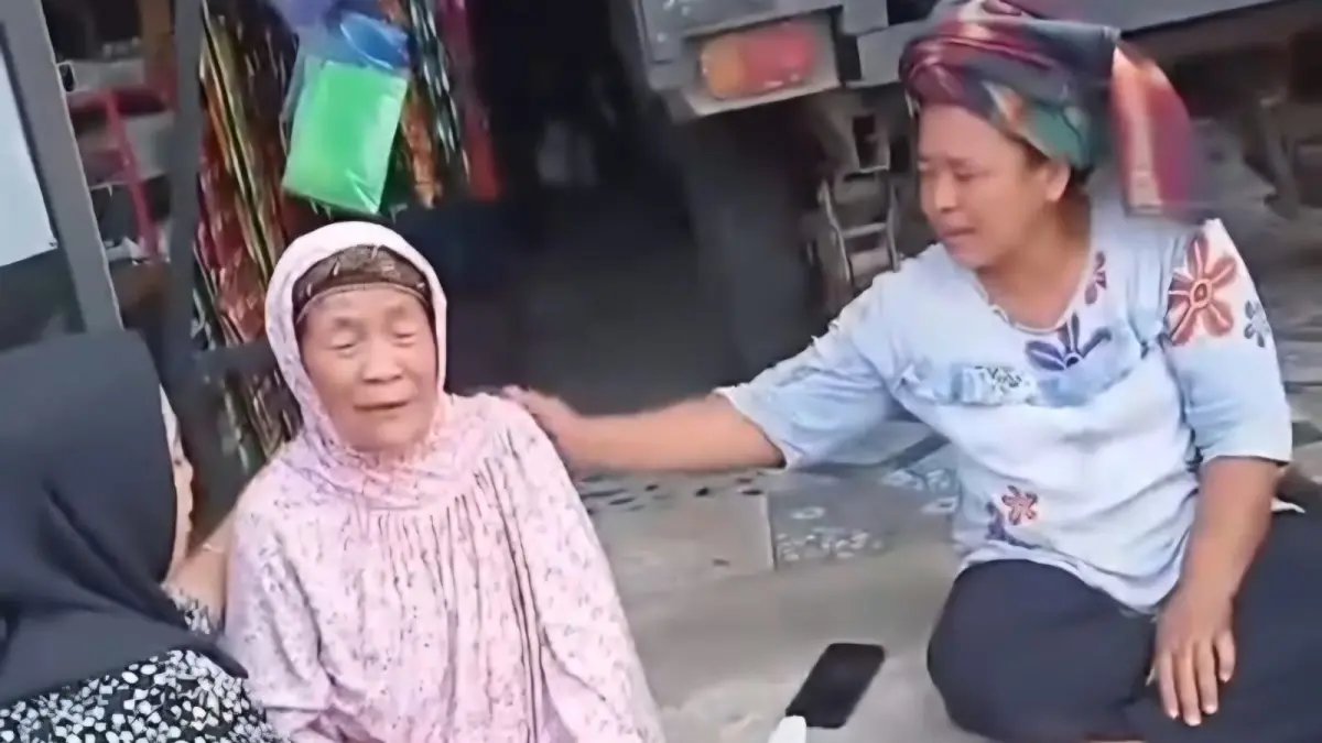 Tangkapan layar rekaman saat Hj Halimah diselamatkan  warga Simirik, Padangsidimpuan Batunadua, Kota Padangsidimpuan, Kamis (14/5/2026). (Ist)
