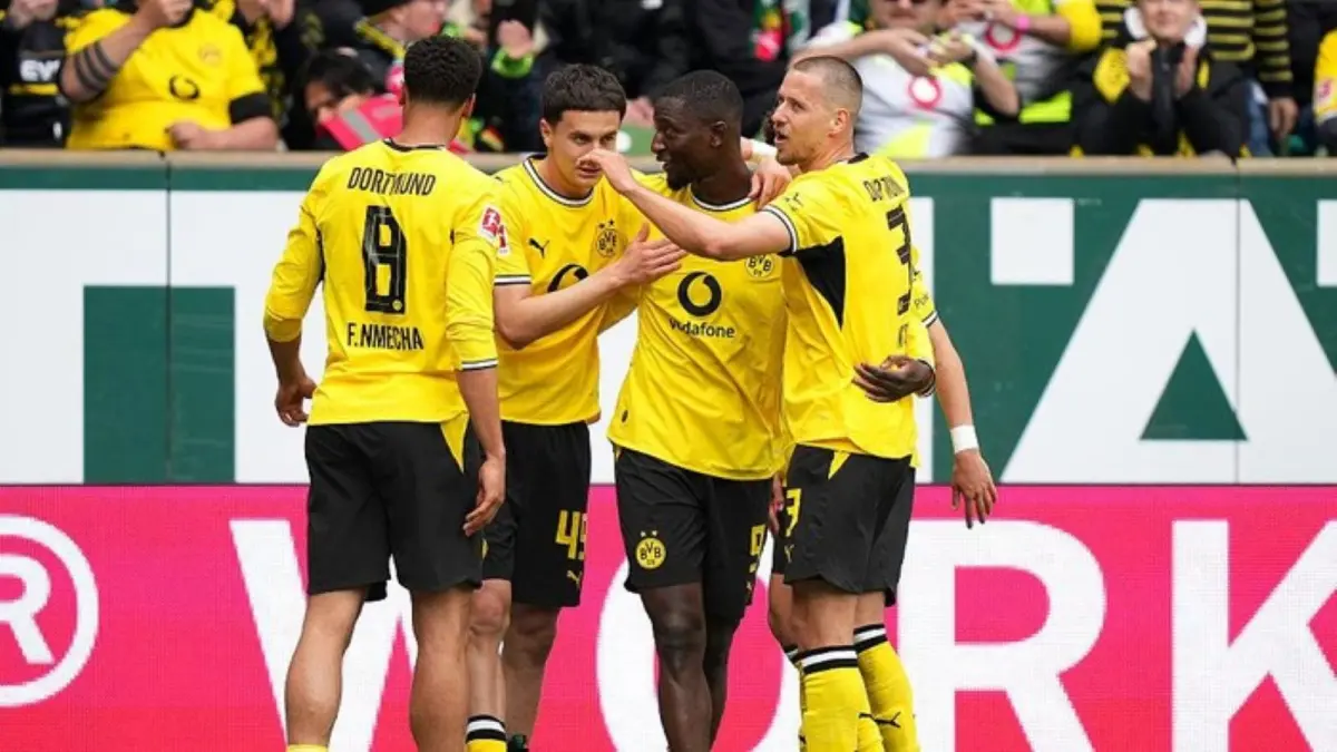 Pemain Dortmund merayakan kemenangan.