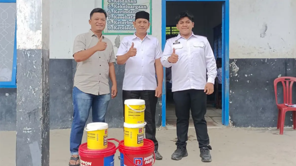 Yayasan Kumle Jaya Bermartabat bersama SPPG Negeri Baru saat memberikan bantuan berupa pengecatan sekolah Al-Ittihadul Wathoniyah.