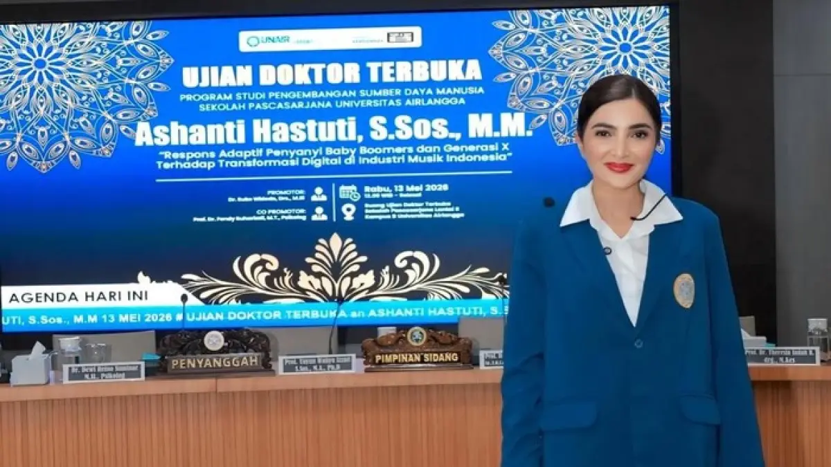 Ashanti resmi meraih gelar doktor di Universitas Airlangga Surabaya
