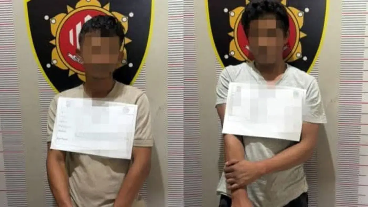 Dua tersangka kasus peredaran narkotika jenis ekstasi diamankan personel Polres Toba setelah ratusan pil ditemukan tersembunyi di kandang babi.