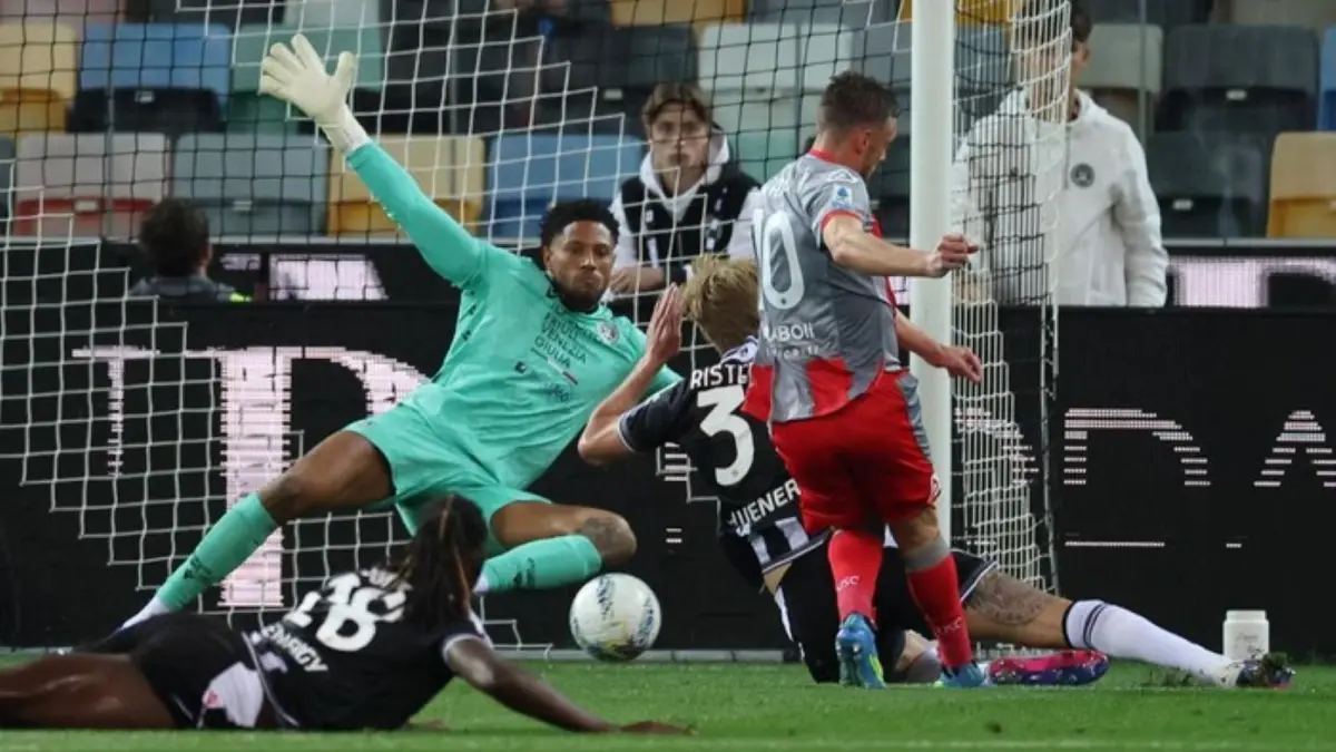 Emil Audero saat melakukan penyelamatan dalam laga Udinese vs Cremonese di Stadion Friuli, pada lanjutan Serie A 2025/2026.