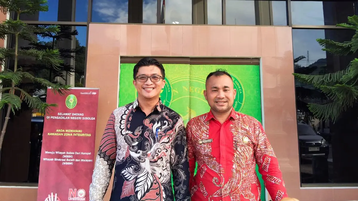 Famoni Gulo didampingi kuasa hukumnya, Elvin Tani Gea, usai menghadiri sidang praperadilan di PN Sibolga. (Darwis Halawa/MetroDaily)