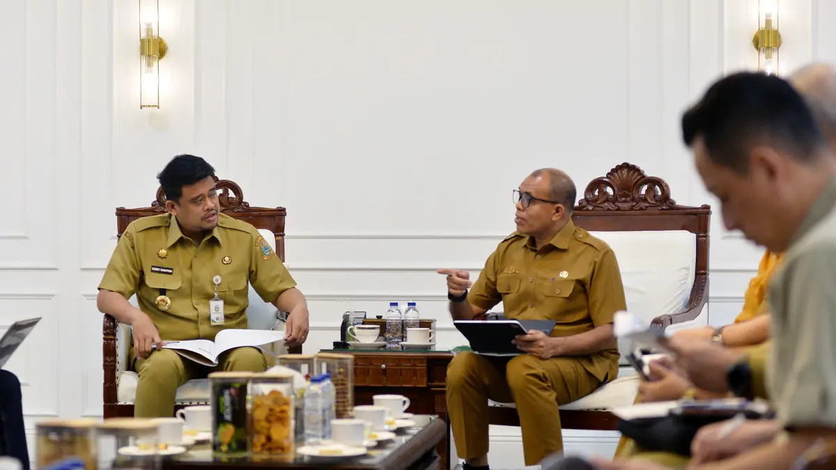 Gubernur Sumatera Utara Muhammad Bobby Afif Nasution memimpin rapat koordinasi pembangunan rumah sakit bertaraf internasional di Ruang Kerja Gubernur Sumut, Jalan Diponegoro Medan, Senin (18/5/2026). (Diskominfo Sumut/Alexander AP Siahaan)