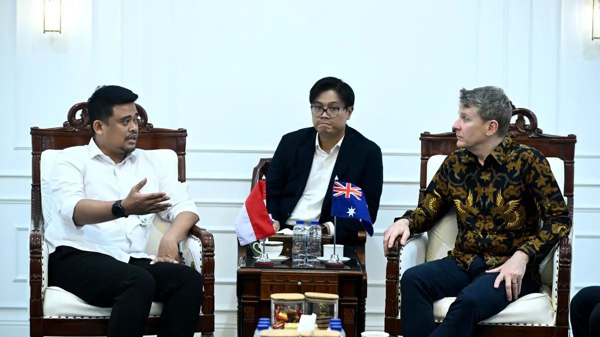  Gubernur Sumatera Utara Muhammad Bobby Afif Nasution menerima kunjungan Duta Besar Australia untuk Indonesia Rod Brazier di Kantor Gubernur Sumut, Medan, Selasa (12/5). 