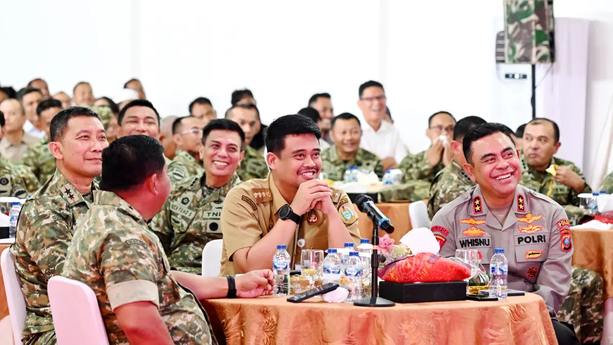  Gubernur Sumut Bobby Nasution bersama Pangdam I/Bukit Barisan Hendy Antariksa, Kapolda Sumut Whisnu Hermawan Februanto, dan jajaran Forkopimda mengikuti peresmian nasional 1.061 Koperasi Merah Putih secara virtual dari Medan. 