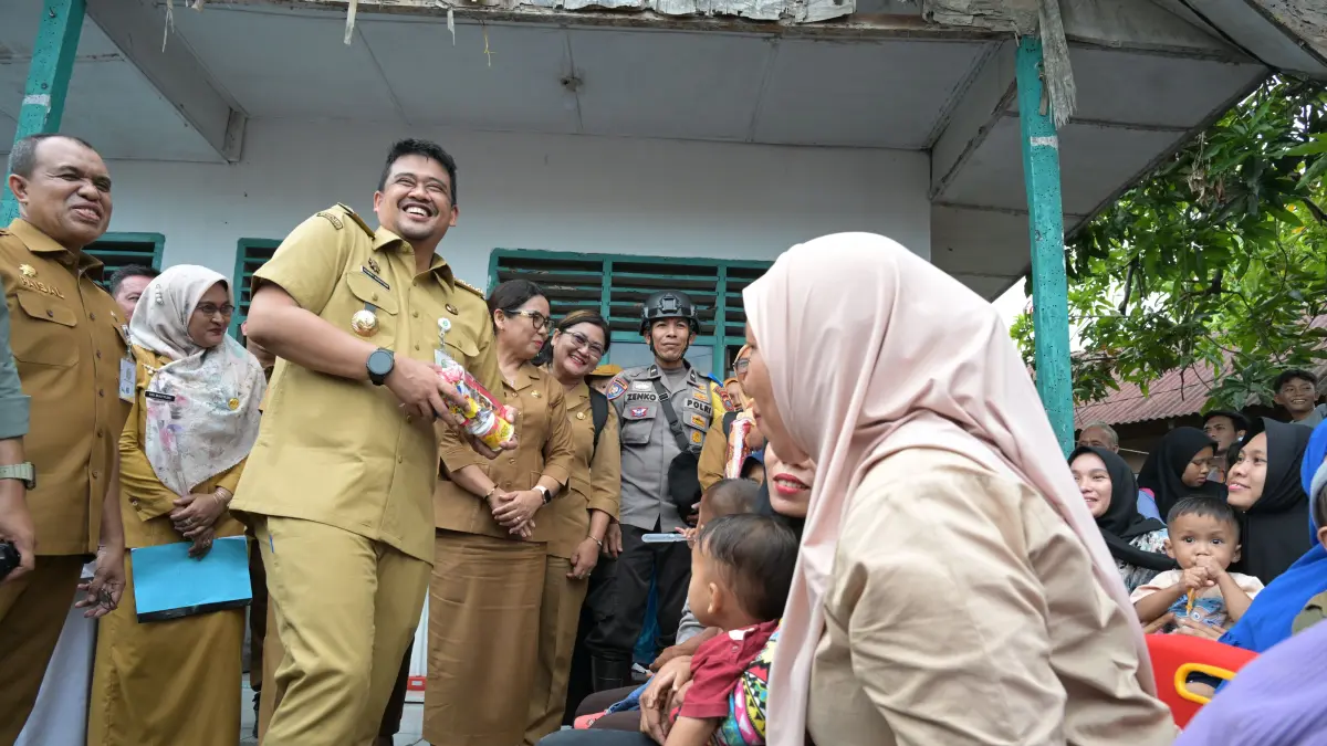  Gubernur Sumut Bobby Nasution menjawab pertanyaan wartawan terkait percepatan program Puskesmas rawat inap di daerah terpencil di Kantor Gubernur Sumut. 