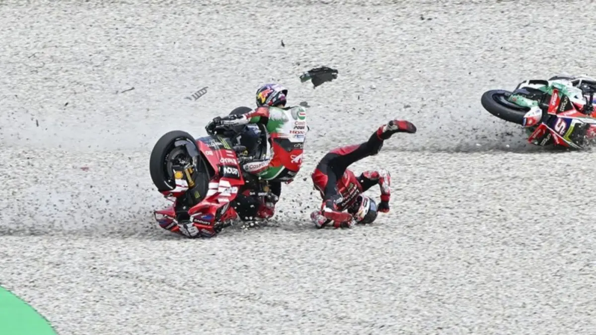 Johann Zarco mengalami insiden horor di MotoGP Catalunya usai tersangkut di motor Francesco Bagnaia dan dilarikan ke rumah sakit.