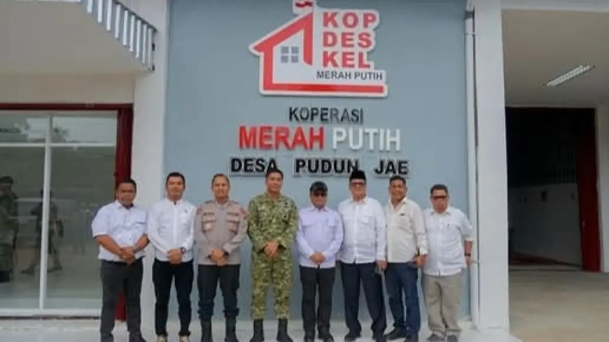  Kapolres Padangsidimpuan Wira Prayatna bersama Wali Kota Letnan Dalimunthe dan jajaran Forkopimda mengikuti peresmian nasional 1.061 Koperasi Merah Putih secara virtual di Padangsidimpuan. 