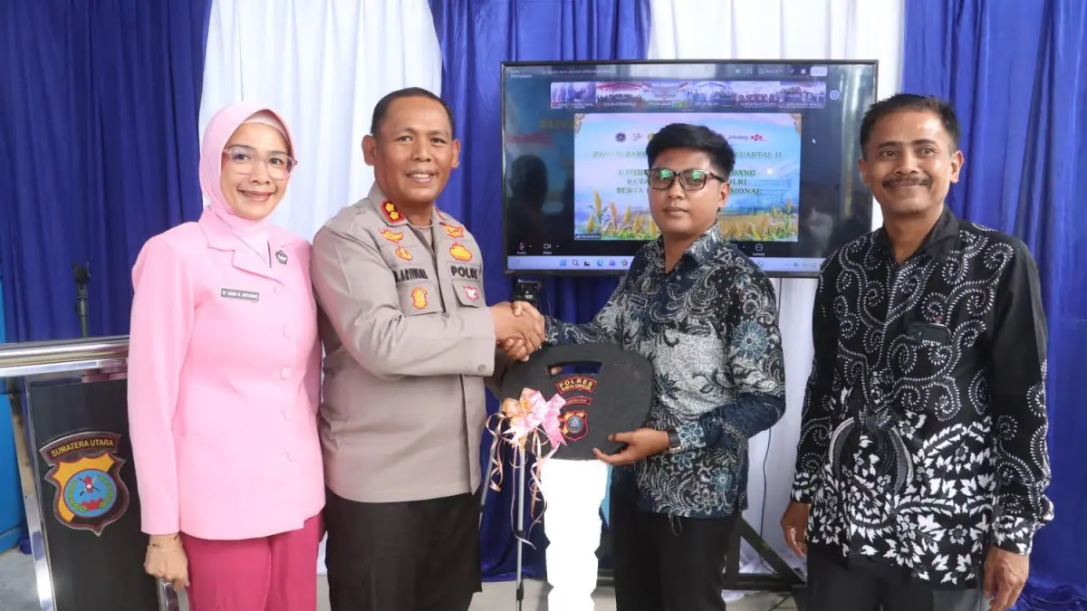 Kapolres Simalungun AKBP Marganda Aritonang bersama Ketua Bhayangkari meresmikan SPPG Kemala Bhayangkari 3 Dame Raya, Simalungun.