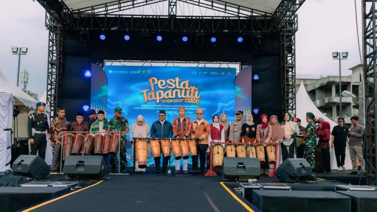 Kepala Perwakilan Bank Indonesia Sibolga Riza Putera bersama Wali Kota Padangsidimpuan Letnan Dalimunthe dan unsur Forkopimda menabuh gendang saat membuka PESTA Tapanuli 2026 di Alaman Bolak, Padangsidimpuan.