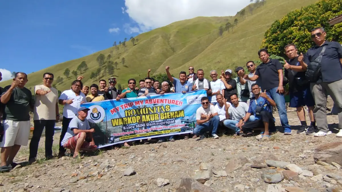 Komunitas Akur Bienam Rantauprapat menikmati suasana kebersamaan saat berkunjung ke Pantai Gajah Tidur, Desa Paropo, Kecamatan Silahisabungan, Kabupaten Dairi, Sabtu (1652026). (fajar)
