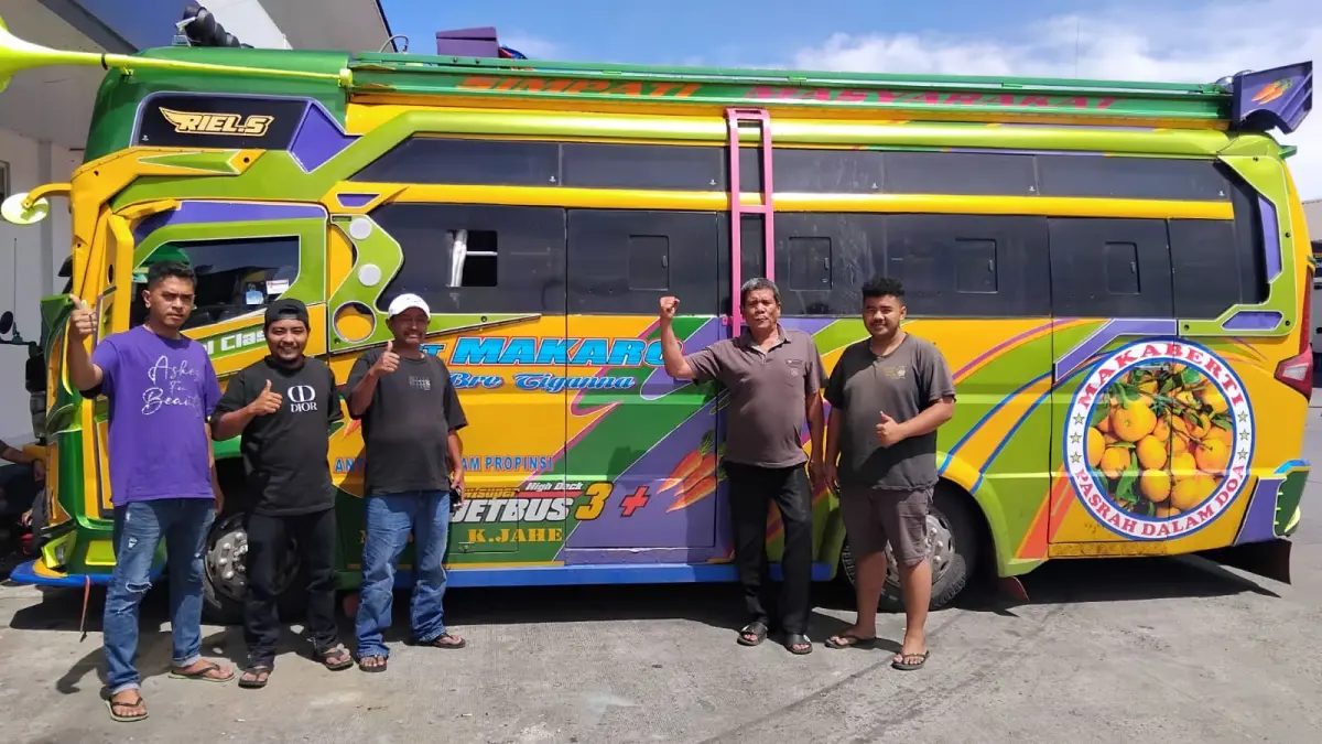Koordinator dan karyawan PT Makaro Bre Tiganna memberikan pelayanan kepada penumpang di Terminal Tigabaru Kabanjahe, Selasa (1252026). Bus Makaro menegaskan komitmen mengutamakan keselamatan penumpang di jalan raya.