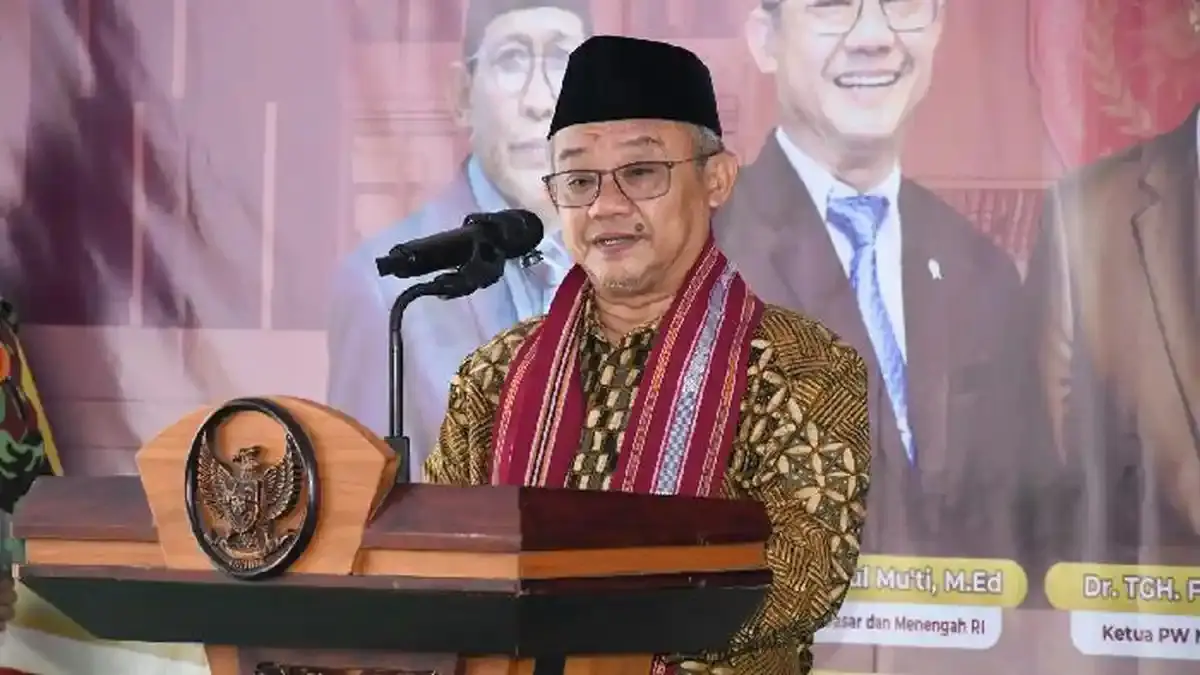 Mendikdasmen Abdul Mu’ti saat menjelaskan rencana penerapan pelajaran AI dan koding di sekolah dasar hingga menengah.