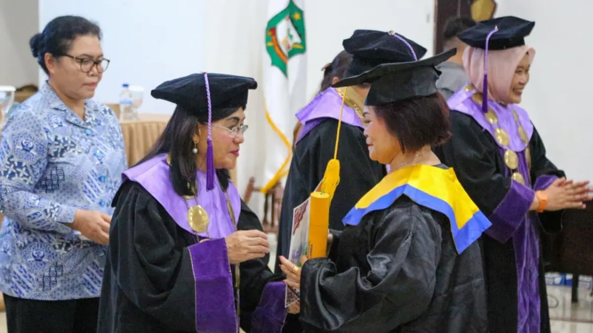 Para lansia mengikuti prosesi wisuda Sekolah Lansia Mandiri Kota Pematangsiantar program BKKBN di Balai Kota Pematangsiantar.