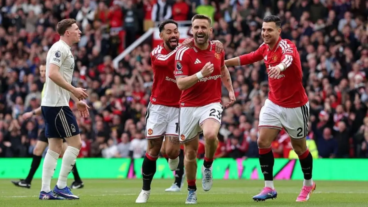 Pemain Manchester United merayakan kemenangan atas Nottingham Forest di Old Trafford yang memastikan posisi tiga besar Liga Inggris 2025/2026.