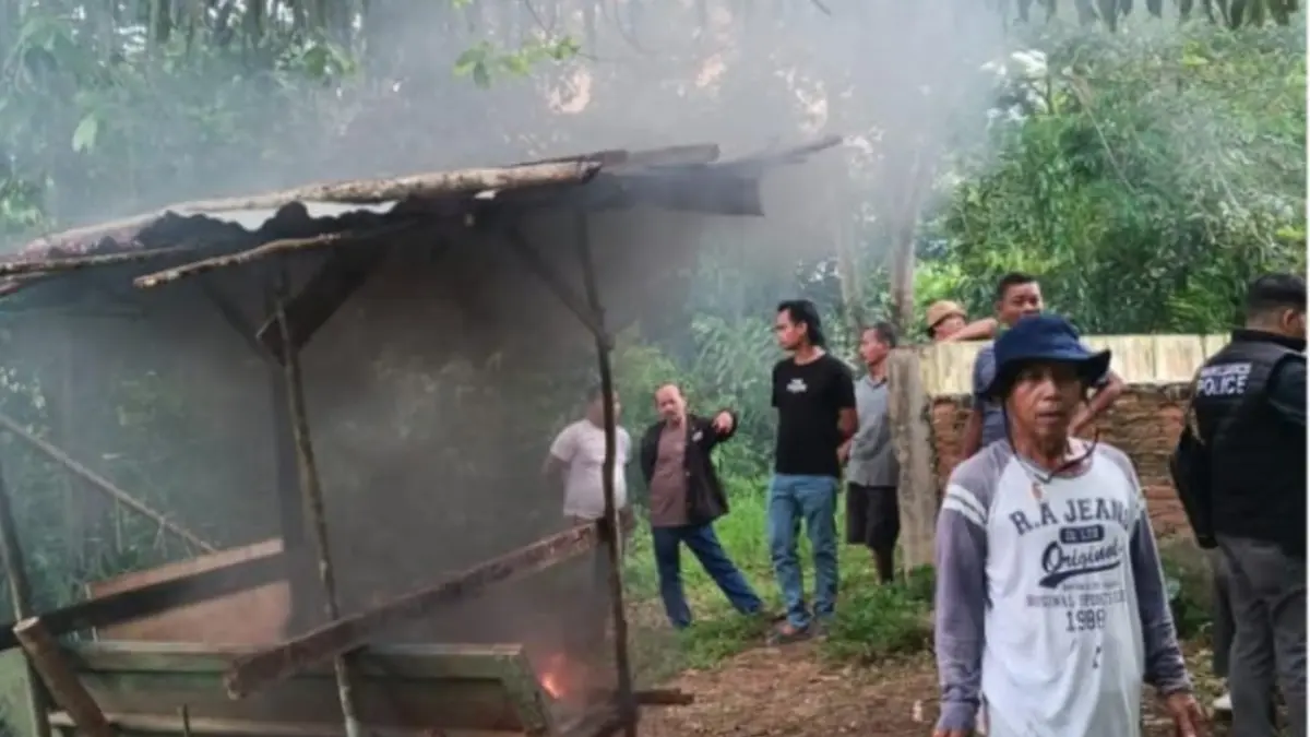 Penggerebekan lokasi diduga sarang peredaran narkoba.