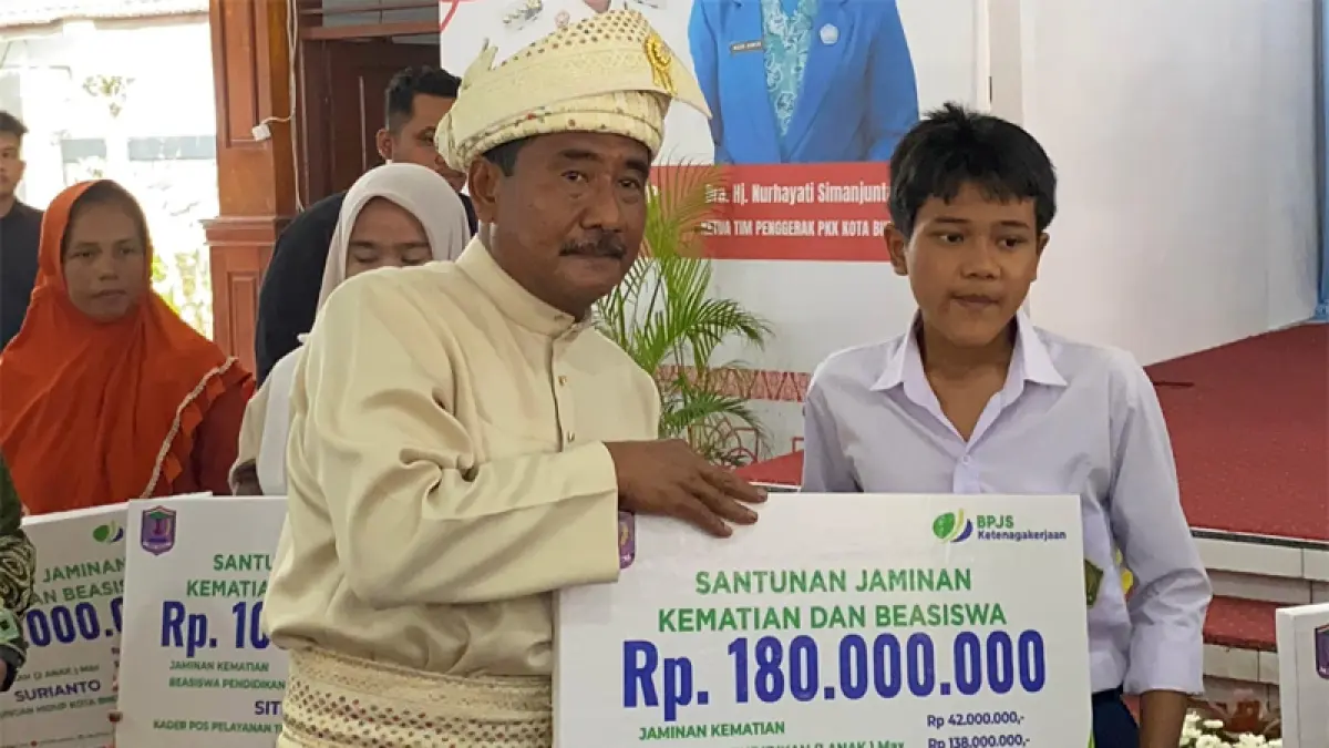 Penyerahan santunan kepada ahli waris oleh BPJS Ketenagakerjaan Cabang Binjai.