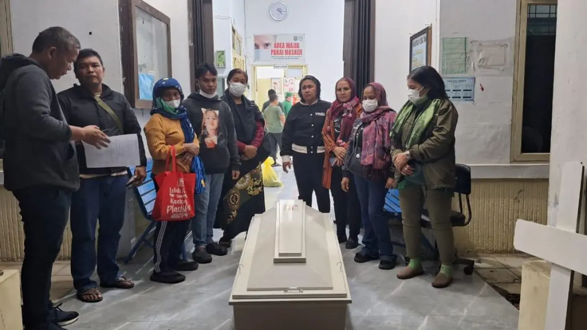 Petugas mengevakuasi jenazah Sarpina Saragih ke RSUD dr Djasamen Saragih setelah ditemukan meninggal dunia dalam kondisi terduduk di kursi rumahnya di Kecamatan Gunung Malela, Kabupaten Simalungun.