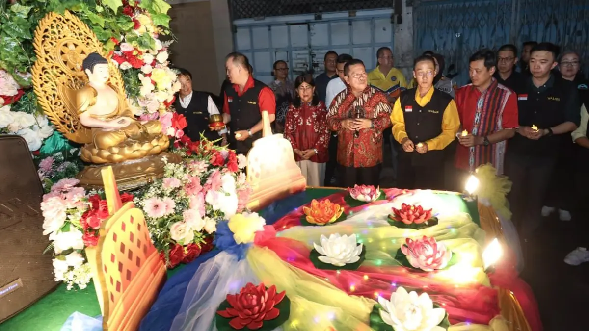  Ritual Pradaksina dalam rangka peringatan Hari Raya Trisuci Waisak 2570 BE di Kota Pematangsiantar berlangsung khidmat dengan diikuti umat Buddha mengelilingi kota sambil membawa lilin elektrik, Sabtu (16/5) malam. 