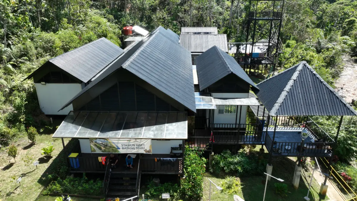 Stasiun Riset Batang Toru milik PT Agincourt Resources di kawasan konservasi Batang Toru, Sumatera Utara, mendukung penelitian biodiversitas dan perlindungan spesies langka.
