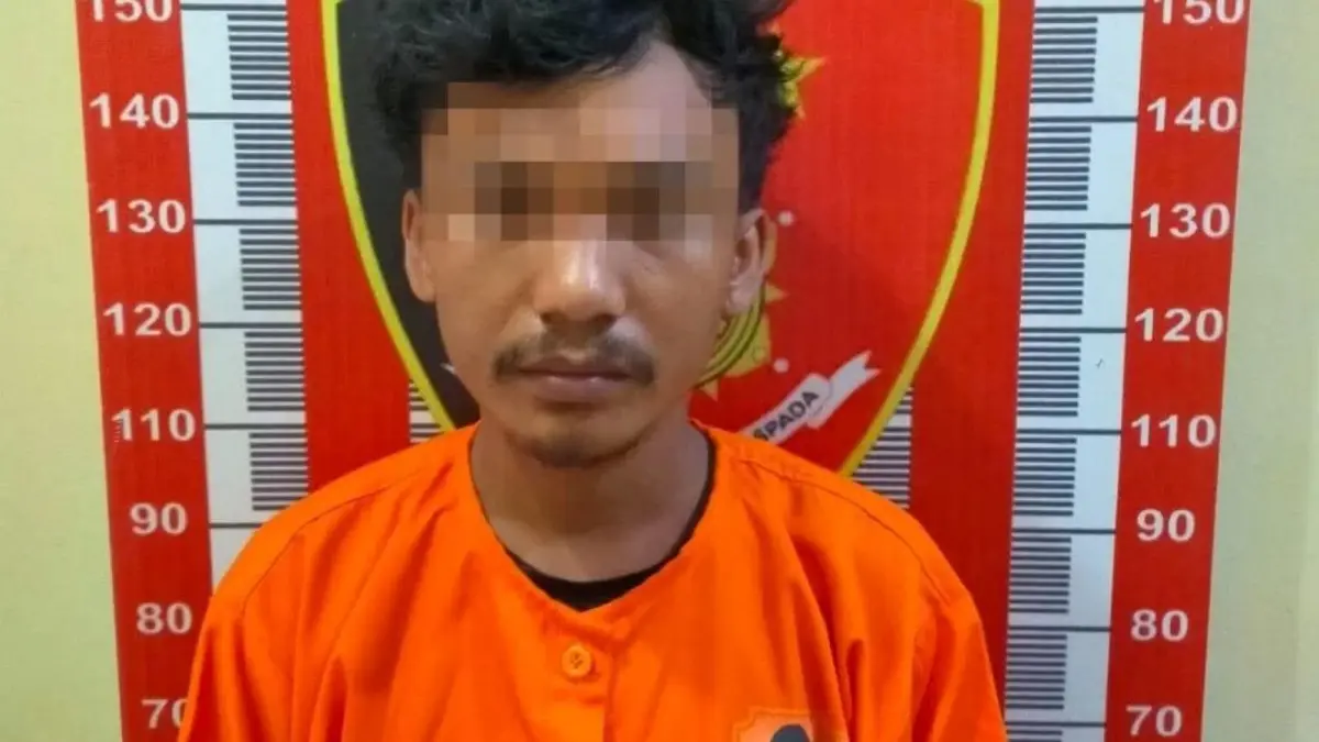 Tersangka ANPP diamankan personel Polres Tapanuli Tengah usai diduga menganiaya anak kandungnya di Kecamatan Sorkam Barat, Kabupaten Tapanuli Tengah.