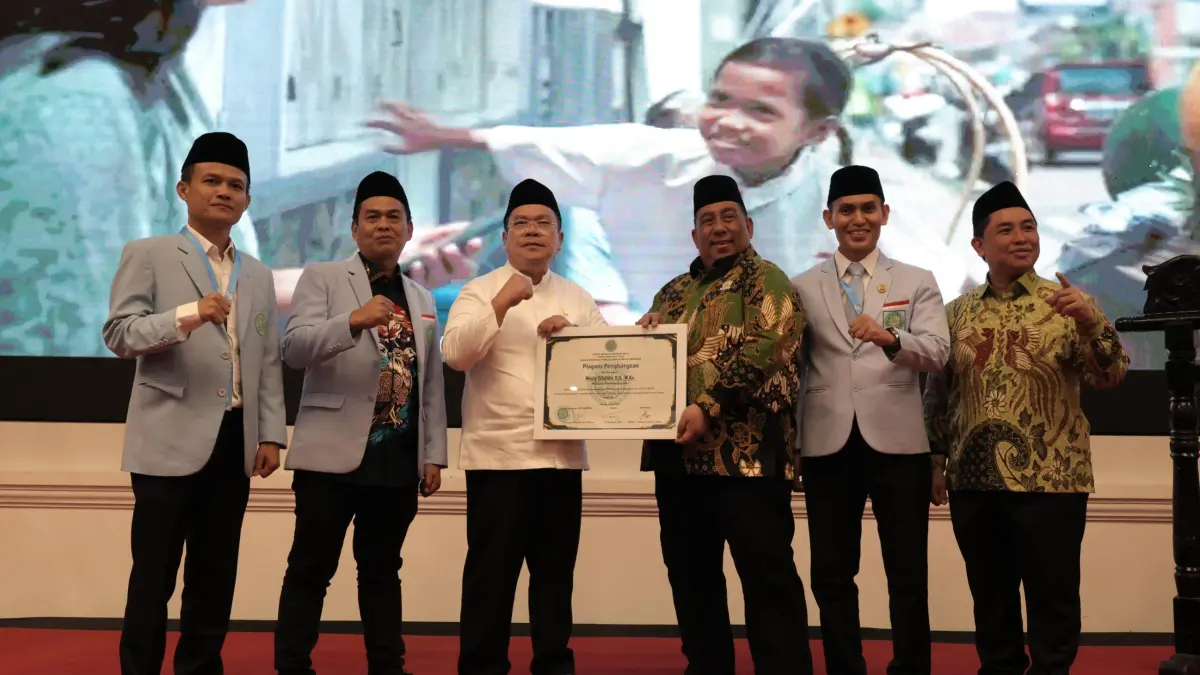  Wali Kota Pematangsiantar Wesly Silalahi menerima penghargaan dari Badan Komunikasi Pemuda Remaja Masjid Indonesia (BKPRMI) atas dukungan terhadap kegiatan sosial keagamaan, anak yatim, dan pembinaan pemuda masjid. 