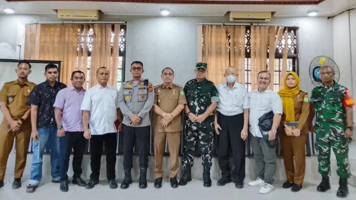 Camat Medan Polonia Noor Alfi Pane memimpin mediasi terkait persoalan penutupan akses tembok di Jalan Pekong, Kelurahan Polonia, Kota Medan, Selasa (1252026). Pertemuan digelar untuk menjaga kondusivitas dan mencari solusi damai bagi kedua belah pihak.