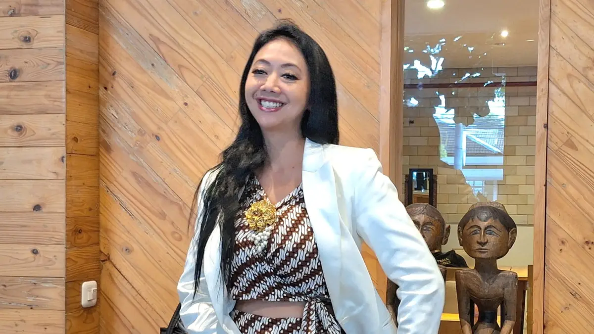 Aktris Asri Welas bersama putra sulungnya, Ibam, saat menceritakan kehidupan mereka sebagai keluarga single parent.