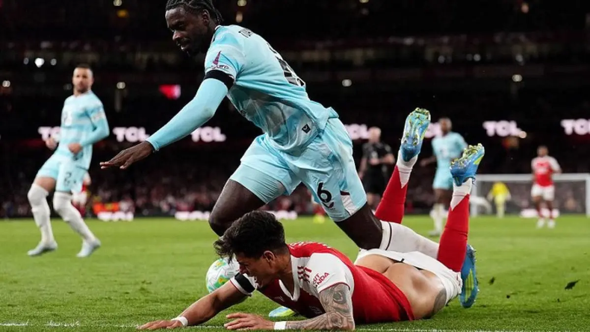Bek Arsenal Piero Hincapie saat tampil menghadapi Burnley di Premier League. Insiden celana melorotnya menjadi viral di media sosial.