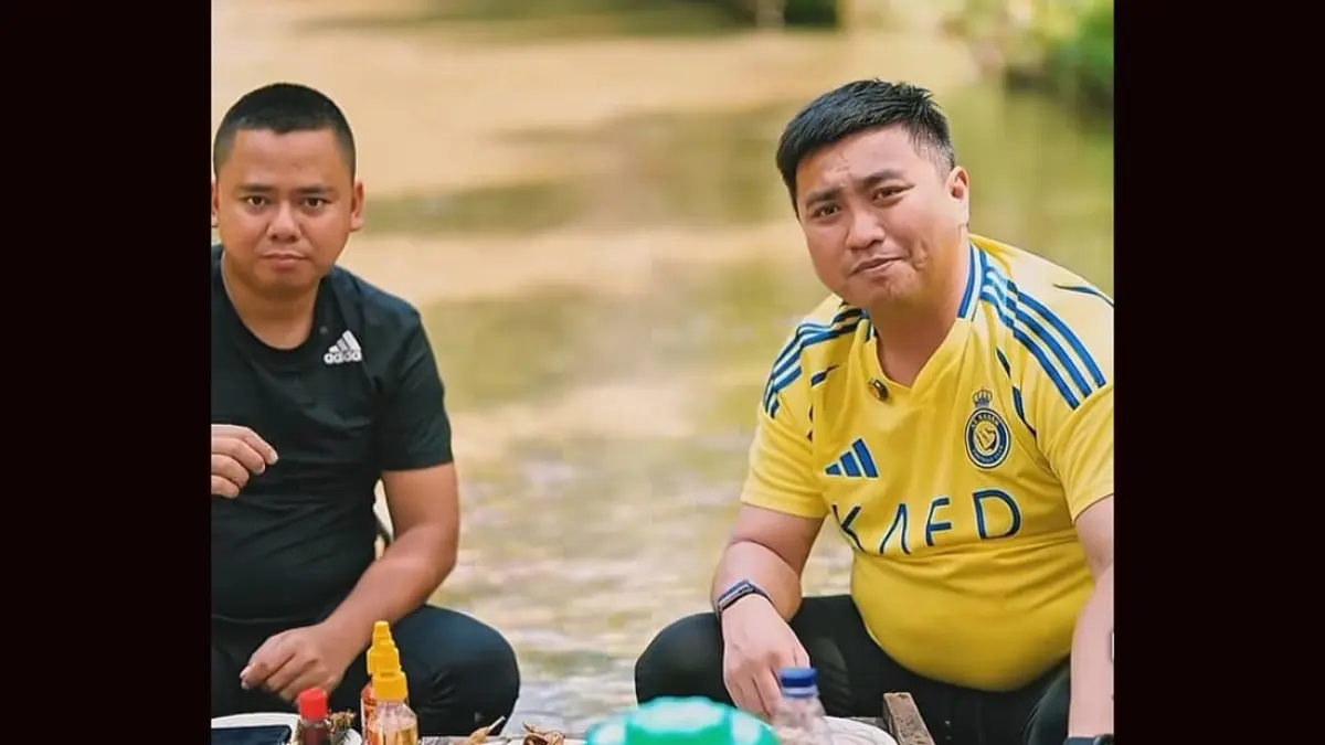 Bupati Labuhanbatu Utara Hendriyanto Sitorus menikmati wisata sungai air jernih di Dusun Pengujungan, Desa Hasang, Kecamatan Kualuh Selatan.