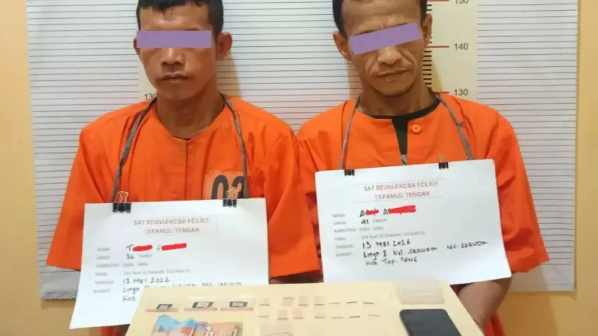 Dua tersangka dugaan pengedar sabu, AA dan TS, diamankan Satresnarkoba Polres Tapanuli Tengah usai penggerebekan rumah sewa di Kelurahan Sarudik.