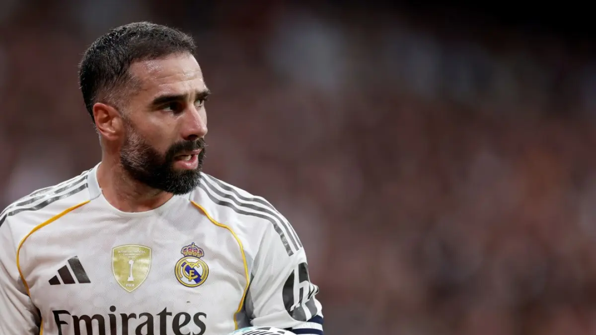 Kapten Real Madrid Dani Carvajal memberikan salam kepada suporter setelah dipastikan meninggalkan Los Blancos pada akhir musim 2025/2026.