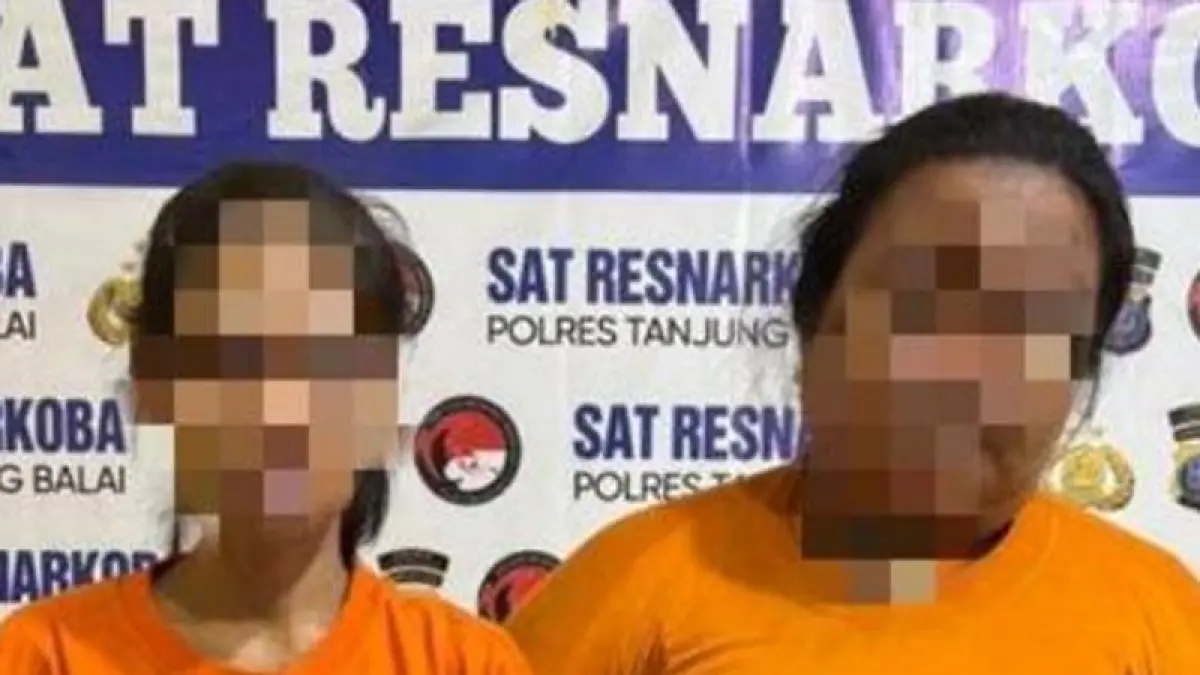 Kedua tersangka dan barang bukti.