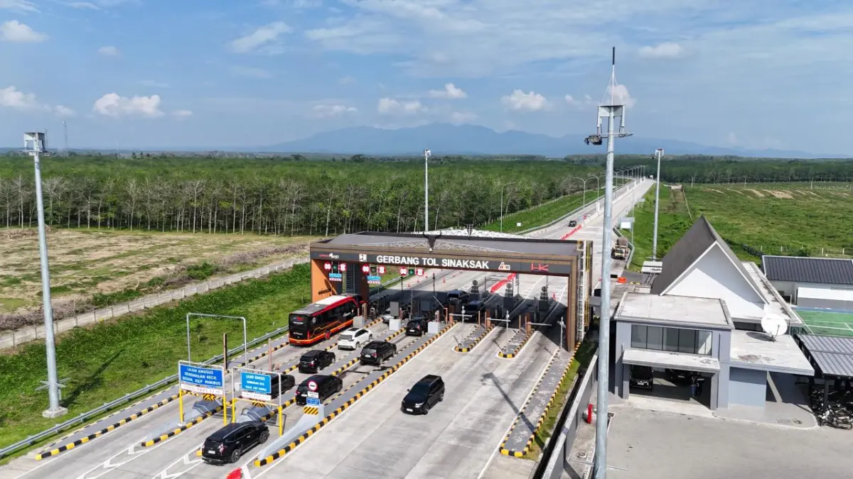 Kondisi arus kendaraan di ruas Tol Kuala Tanjung–Tebing Tinggi–Parapat (Kutepat) saat libur panjang Kenaikan Yesus Kristus 2026 yang mengalami lonjakan trafik hingga 19,65 persen.