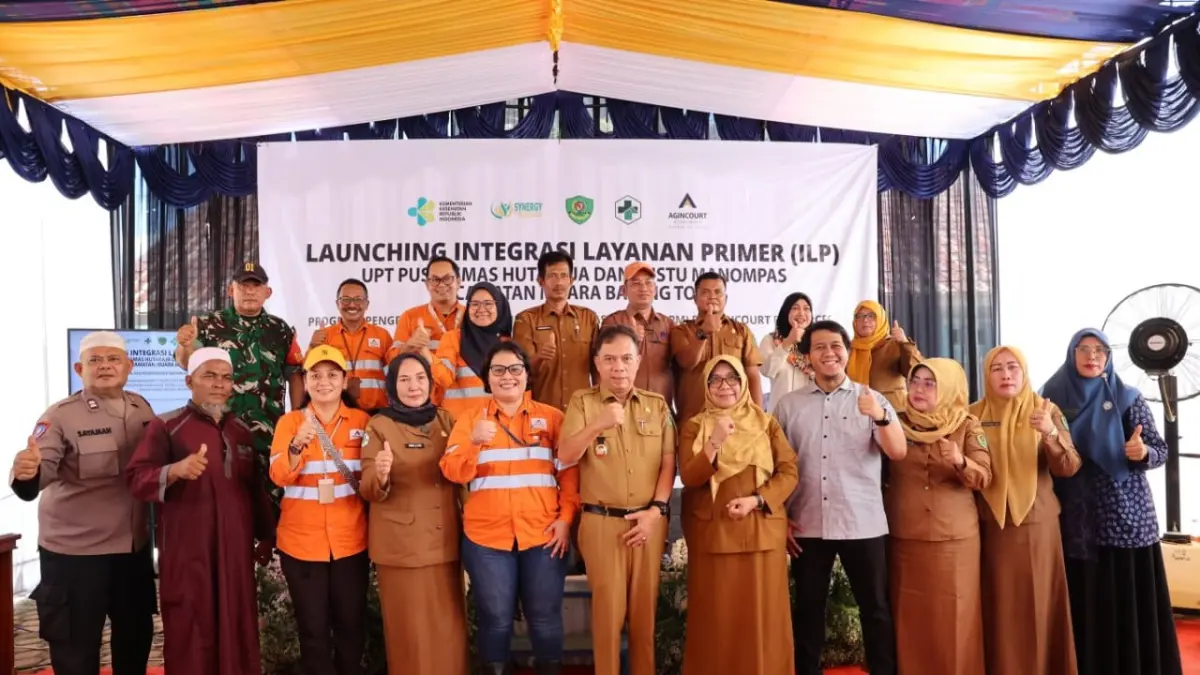 Manager Community Development PT Agincourt Resources Rohani Simbolon bersama tenaga kesehatan dan pemerintah daerah saat peluncuran Program Integrasi Layanan Primer (ILP) di Muara Batang Toru, Tapanuli Selatan, Selasa (19/5/2026).