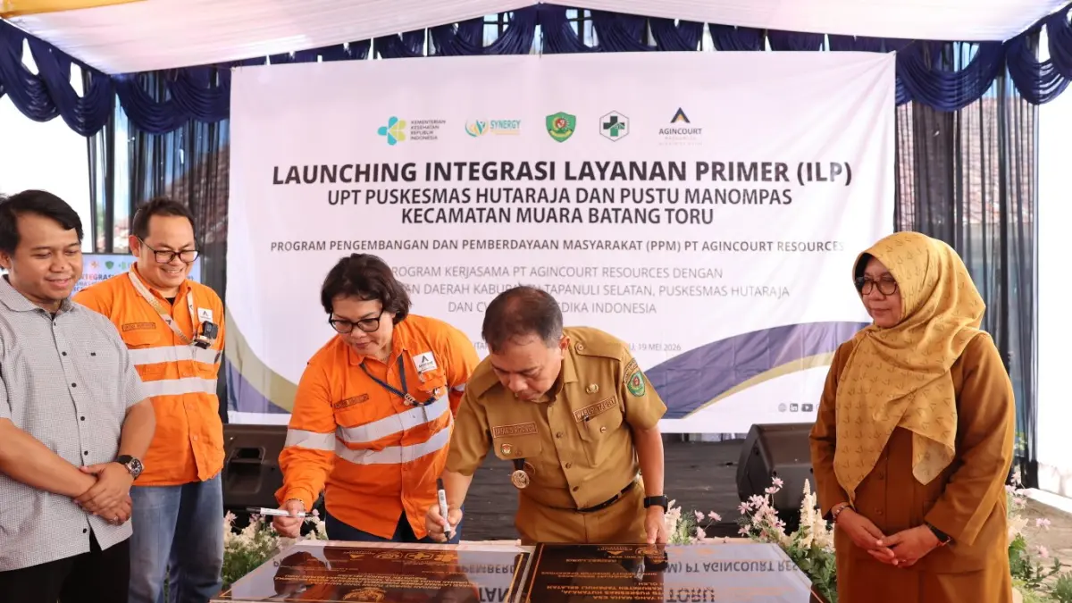 Manager Community Development PT Agincourt Resources Rohani Simbolon bersama tenaga kesehatan dan pemerintah daerah saat peluncuran Program Integrasi Layanan Primer (ILP) di Muara Batang Toru, Tapanuli Selatan, Selasa (19/5/2026).