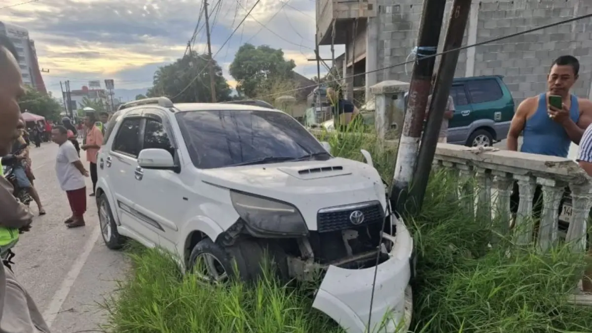 Mobil penumpang jenis Terios yang menabrak seorang lansia hingga tewas di Jalinsum Pematangsiantar–Balige, Minggu (1752026) pagi.