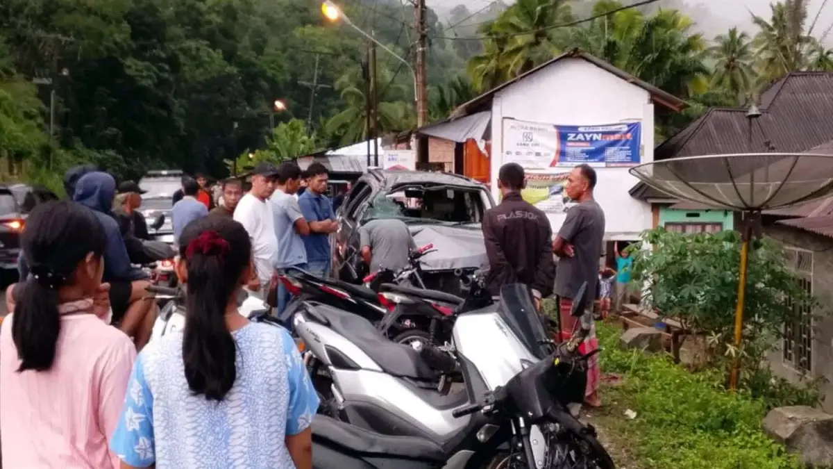 Mobil Toyota Rush menabrak rumah warga dan warung di Jalan Lintas Panyabungan–Sidimpuan, Desa Sayur Matinggi, Tapanuli Selatan.