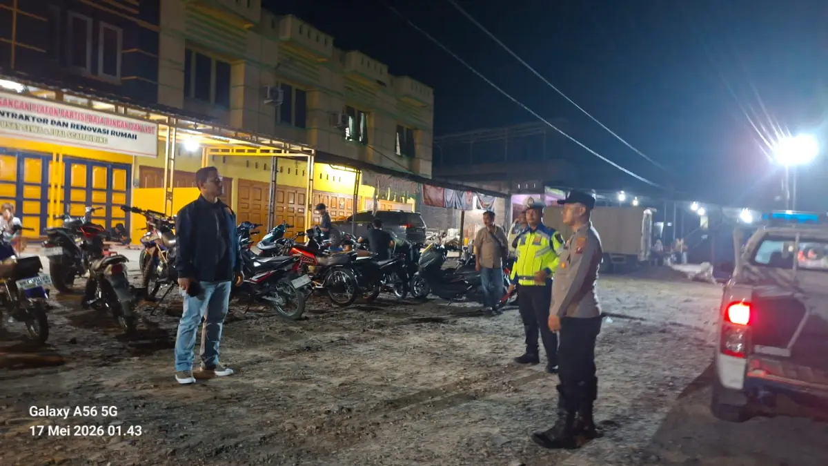 Personel Polsek Na IX-X Polres Labuhanbatu melaksanakan Patroli Blue Light untuk mencegah balap liar dan gangguan kamtibmas di Jalinsum Kotaraja, Labura.