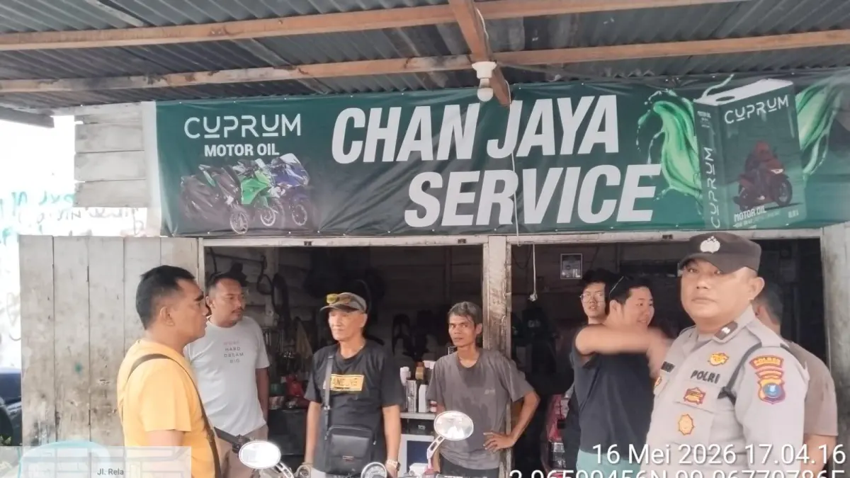 Petugas kepolisian dan tim Inafis Polres Pematangsiantar melakukan pengecekan di lokasi kebakaran Bengkel Chan Jaya Service di Jalan HOS Cokroaminoto, Sabtu (16/5) sore.