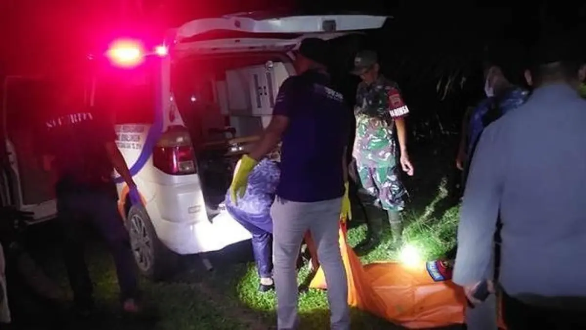 Petugas kepolisian mengevakuasi jasad wanita tanpa identitas yang ditemukan mengambang di Sungai Bah Bolon, Simalungun, Minggu (17/5).