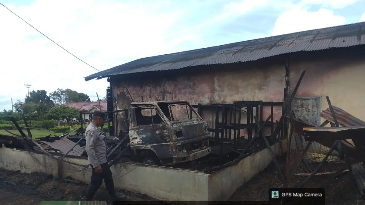 Petugas melakukan pengecekan di lokasi kebakaran gudang B3 milik PPTK PTPN 3 di Sidamanik, Kabupaten Simalungun, Minggu (17/5), usai api berhasil dipadamkan.